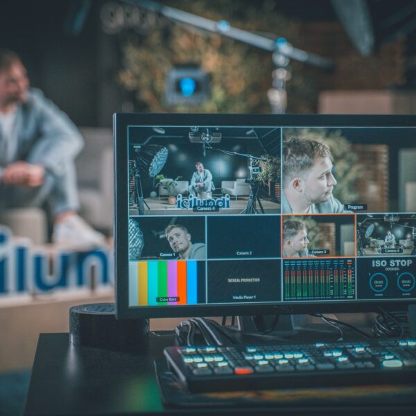 Bildmischer mit Multiview-Monitor in einer Live-Regie