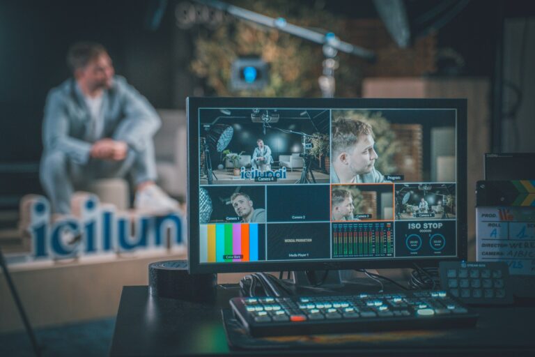 Bildmischer mit Multiview-Monitor in einer Live-Regie