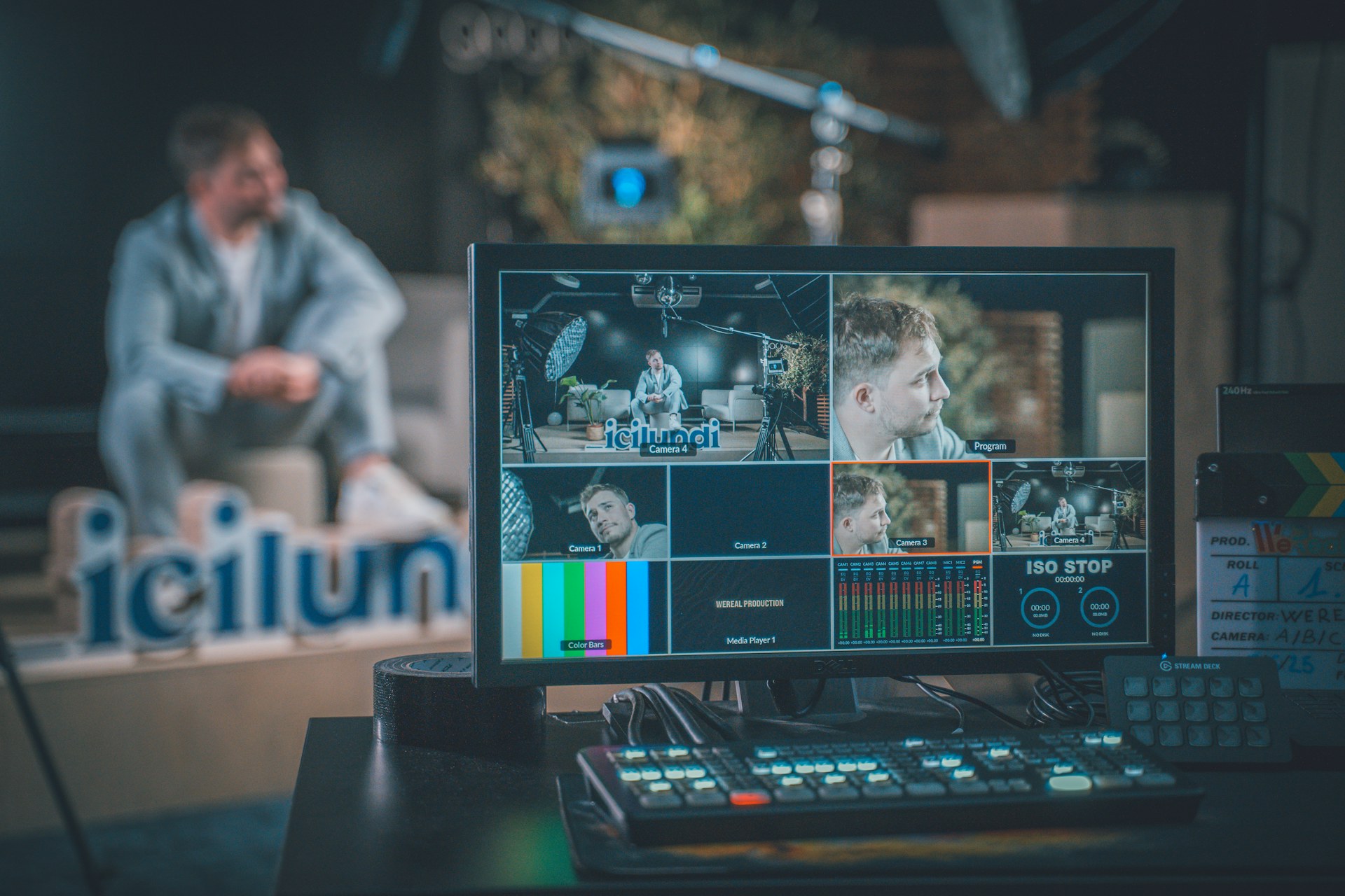 Bildmischer mit Multiview-Monitor in einer Live-Regie