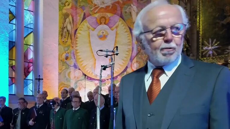 Chor singt vor einem goldenen Altar in einer Kirche