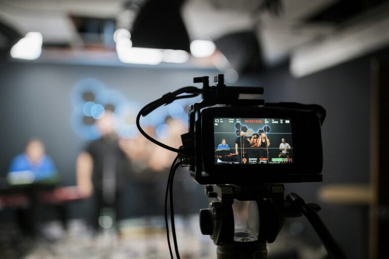 Videokamera filmt eine Musikgruppe für einen Livestream