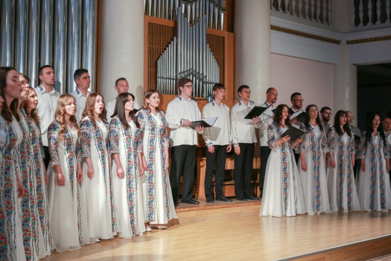 Kammerchor bei einem Konzert auf der Bühne