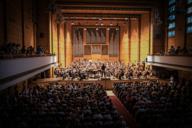 Publikum vor einem Orchester im Konzertsaal
