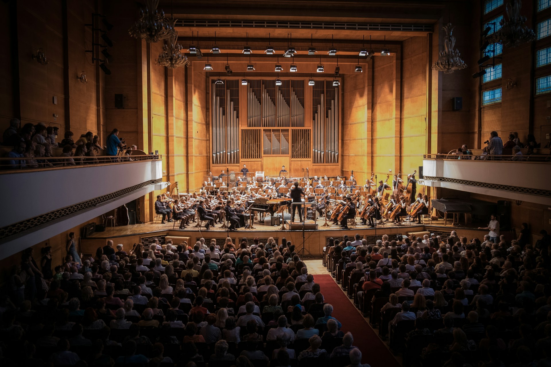 Publikum vor einem Orchester im Konzertsaal