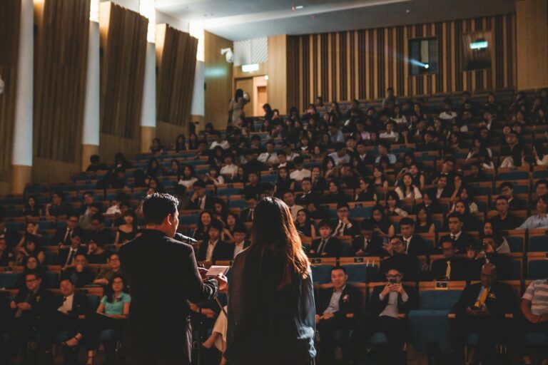 Publikum bei einem Festakt, Gäste sitzen in Reihen im Saal