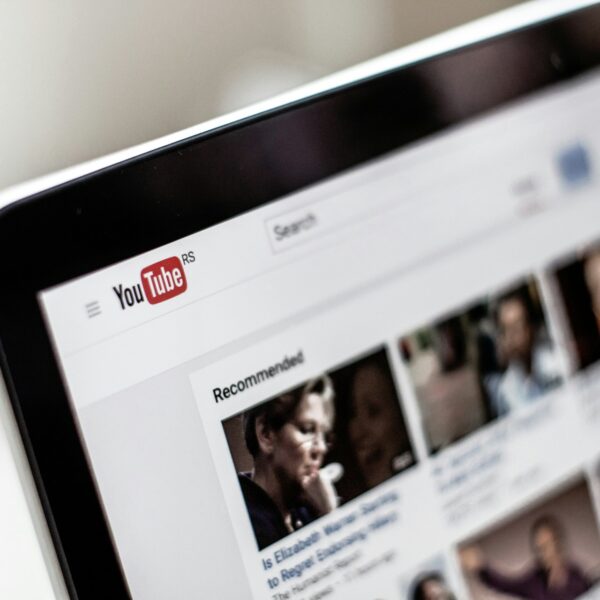 YouTube-App auf einem Bildschirm