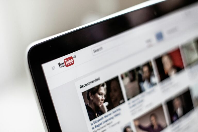 YouTube-App auf einem Bildschirm